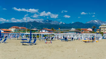 View of the beach and mountains in Forte dei Marmi